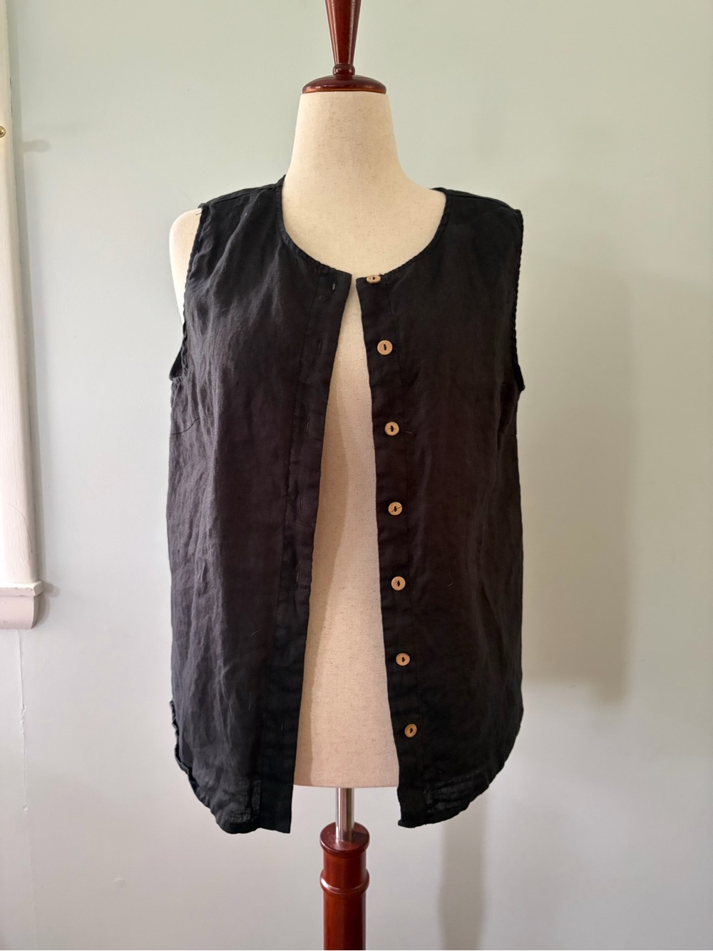 Lintico Linen Button Front Sleeveless Tank Top - Picture 3 of 14